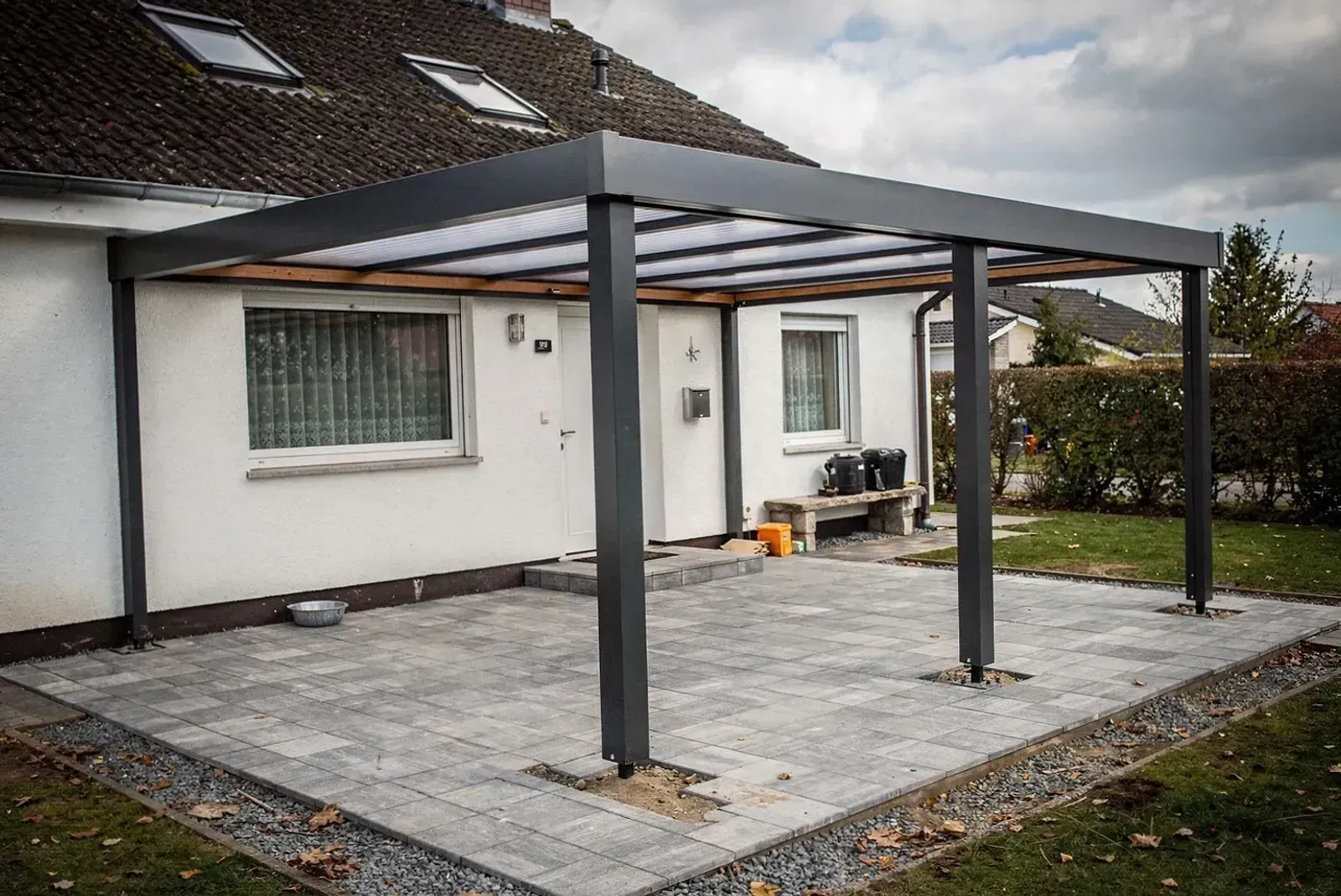Fertig montiertes Terrassendach am Bestandshaus in Fürth